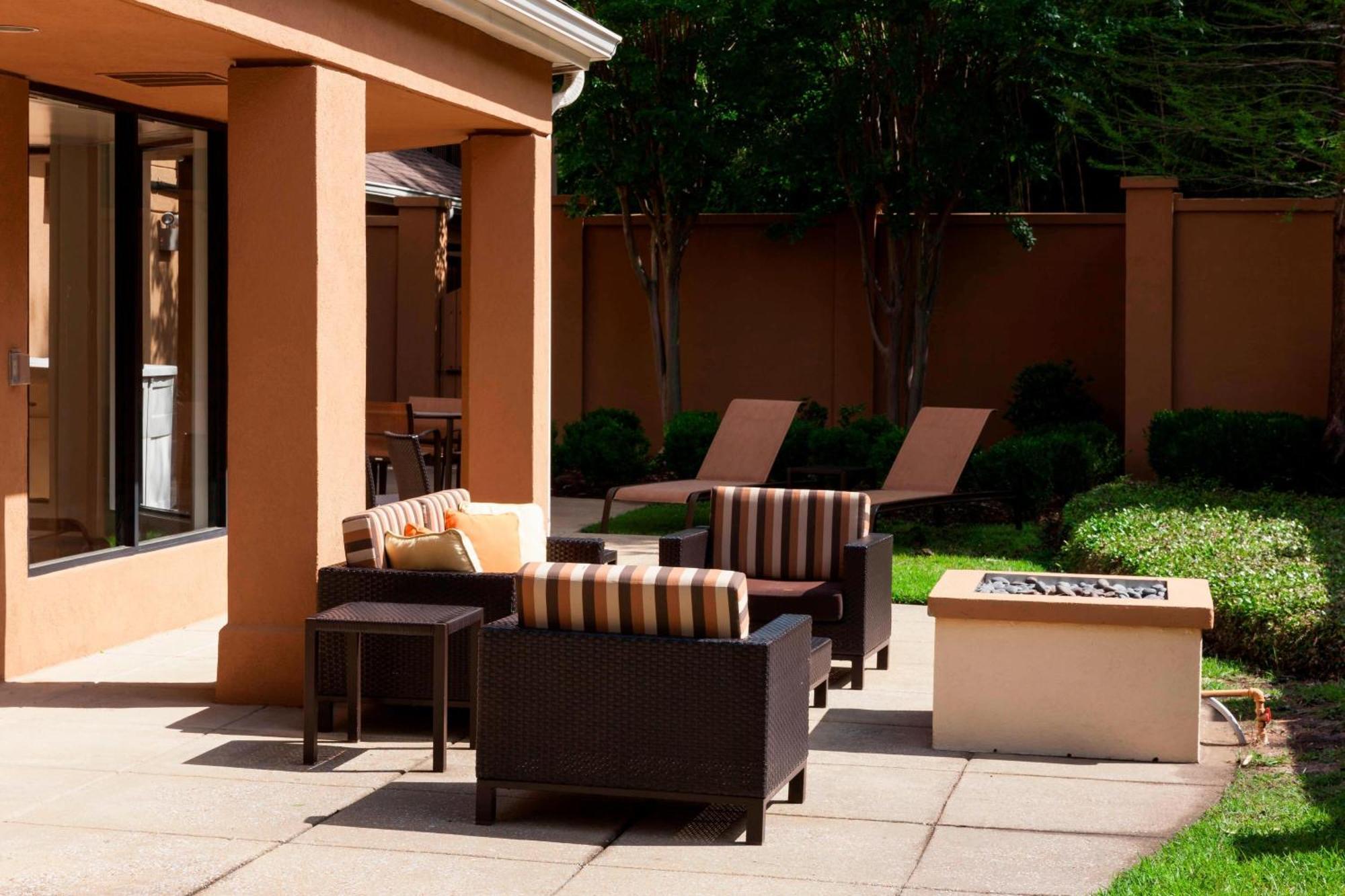 Courtyard 3*