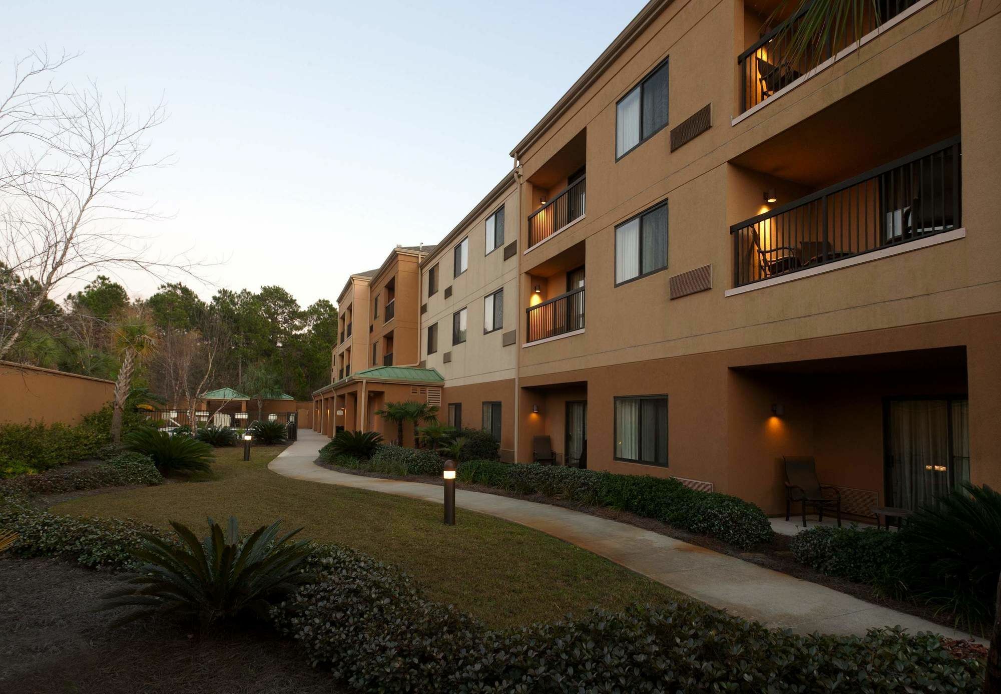 Courtyard Hotel 3*